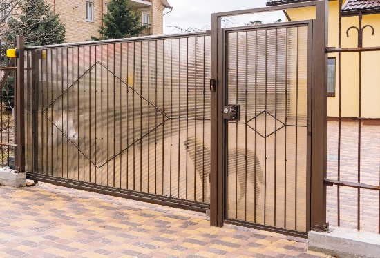 Купить ворота из профлиста с элементами ковки, с металлическими столбами в рамке или под дерево в Щекино от 154365 руб